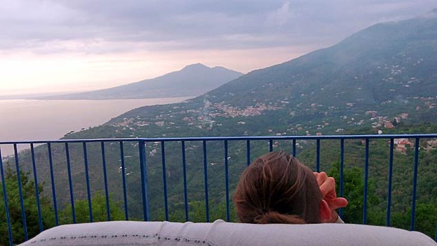 Damien Fauché de pleindetrucs.fr sur une terrasse dans les hauteurs de Naples avec vue sur le Vésuve